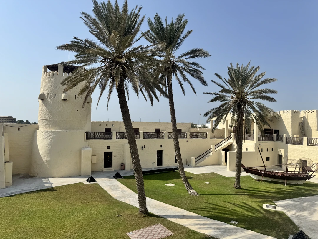 Мы катались с Эдвардом. Очень интересный рассказчик, многим делится - причем из бытовых особенностей ОАЭ тоже