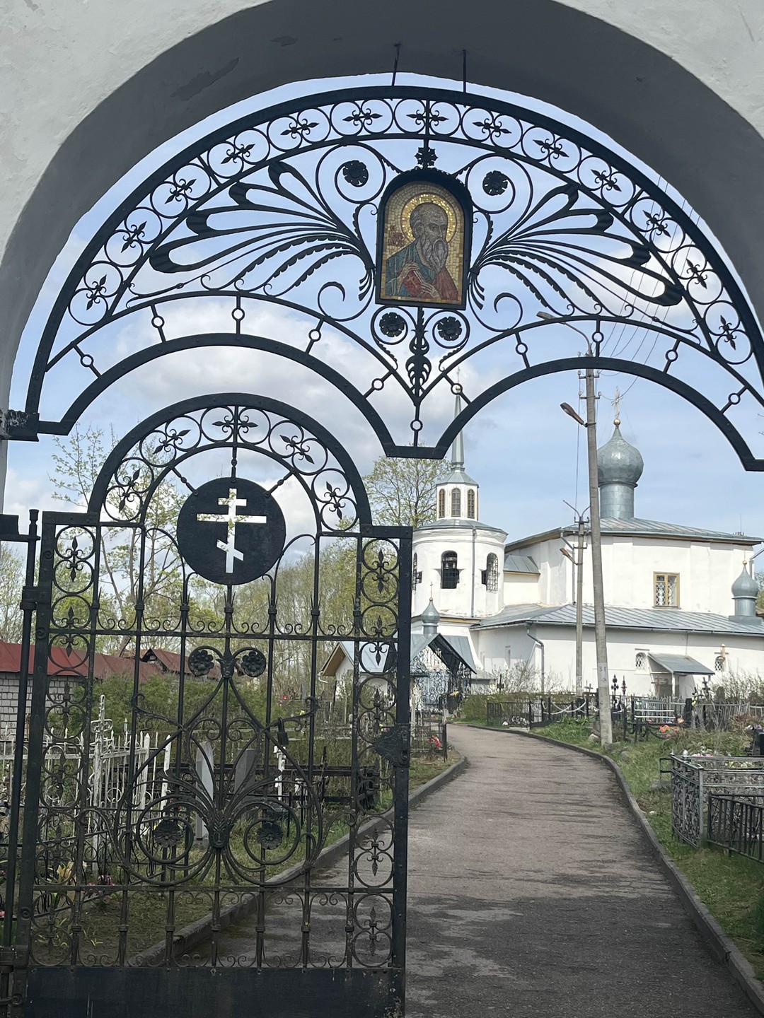 Как здорово, что мы в первый день нашего посещения Пскова встретились с Денисом, который провез нас