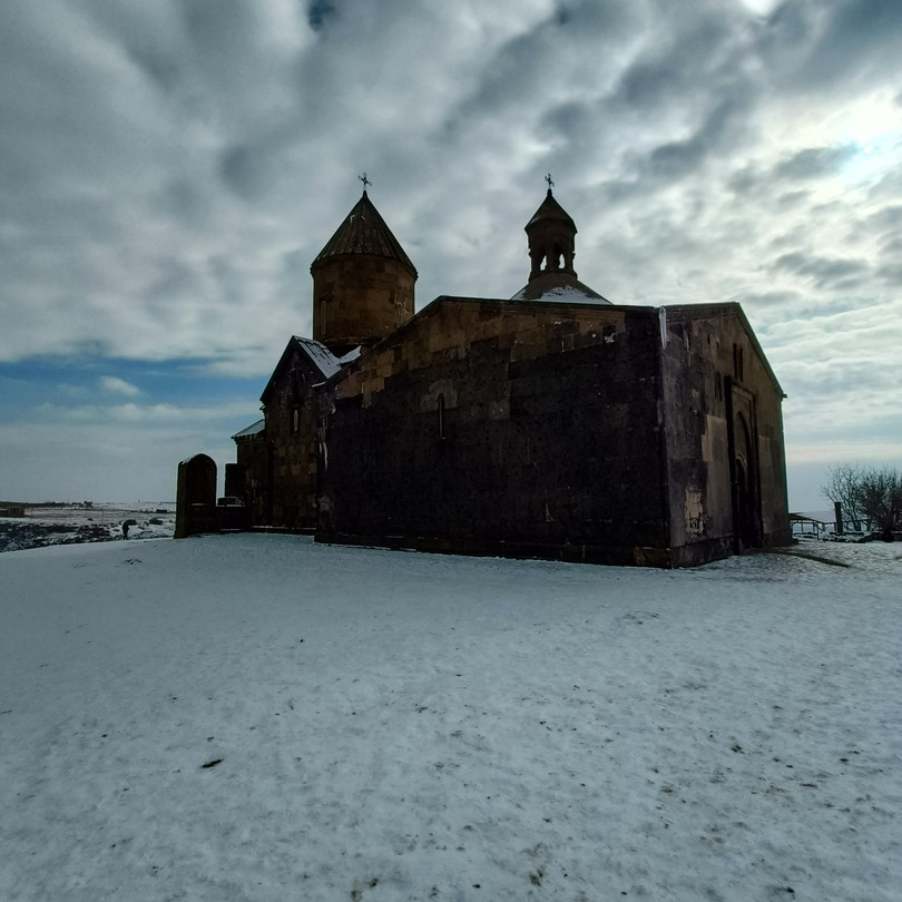 Гурген замечательно все организовал. Все точно рассчитал по времени. В аэропорт приехали четко к нужному времени.