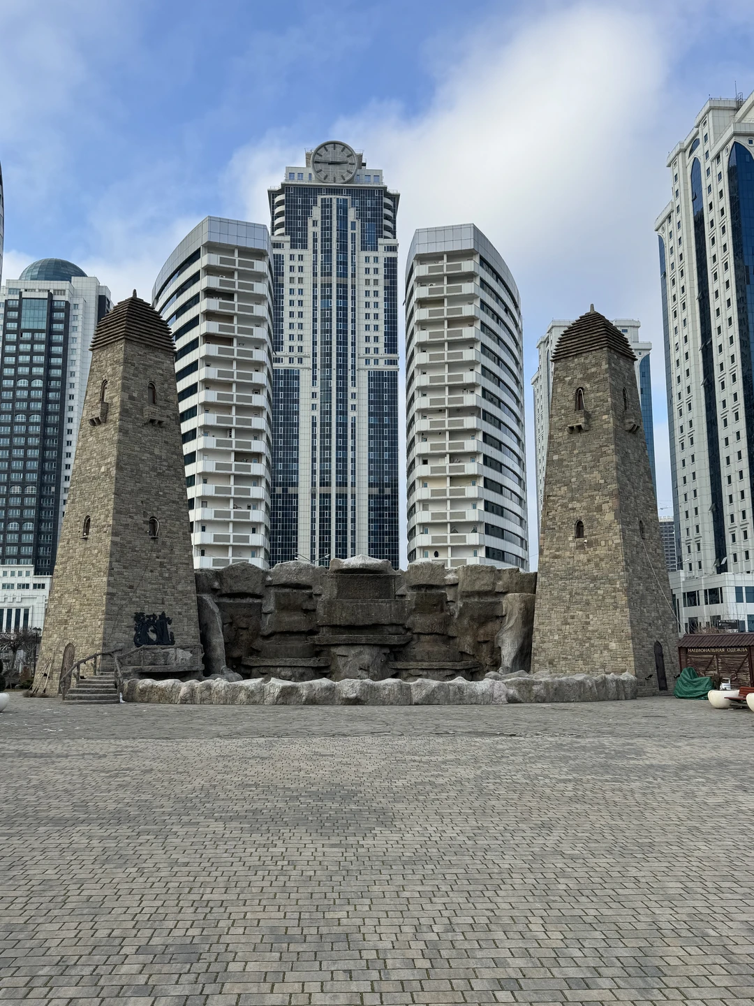 Большое спасибо Мансуру за замечательную экскурсию для нашей команды! Грозный встретил нас хорошей ясной погодой и