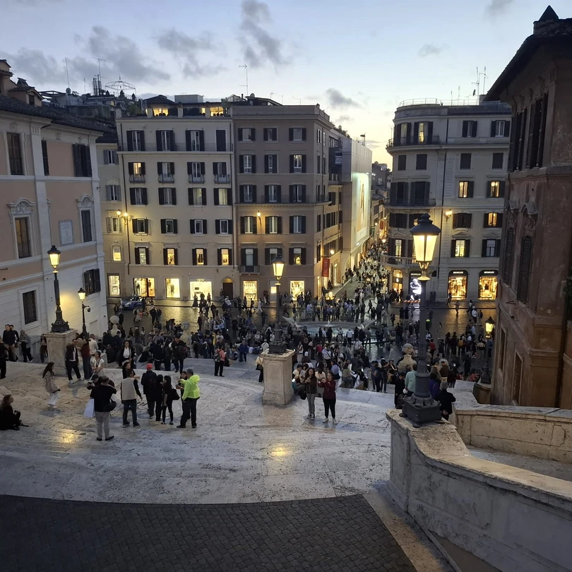 Нашим гидом был молодой музыкант Себастьян. Он отличный рассказчик, со своим особенным взглядом на исторические события