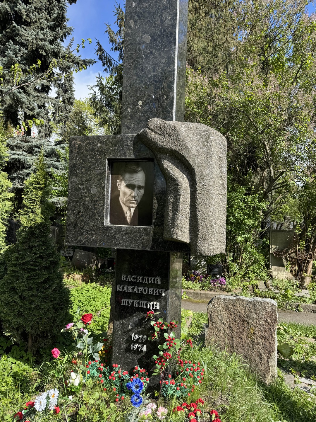 Сегодня были на экскурсии и нам очень понравилось. Не думала,что кладбище может быть интересным, но экскурсовод