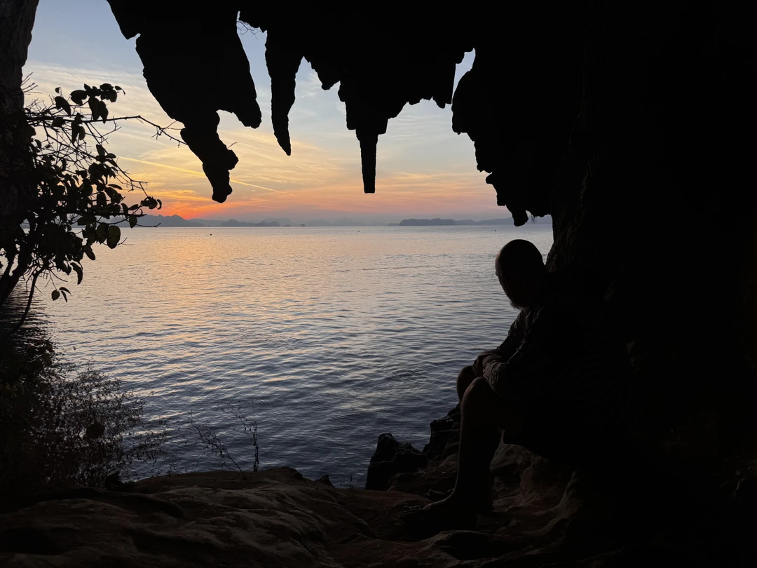 Прекрасное приключение. Толпы туристов? Не видели. Только мы и потрясающие места. Валера очень приятный человек, отзывчивый