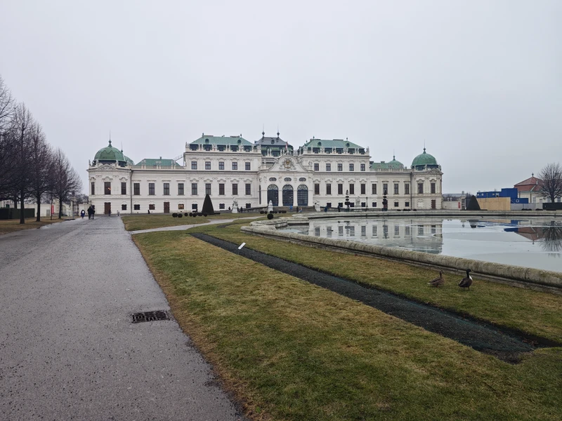 Вчера посещали Вену впервые и обратились к экскурсоводу Виктору, который очень интересно рассказал и показал нам