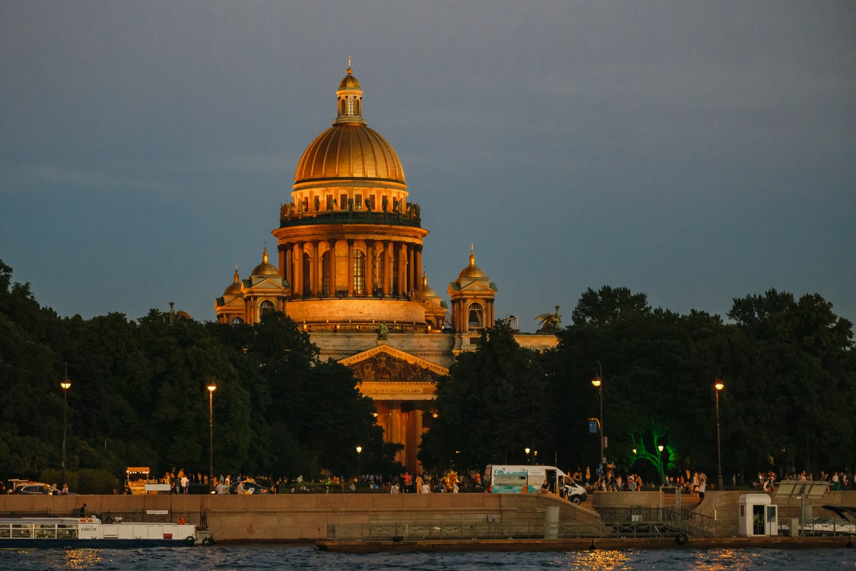 Фото Ночной круиз на развод мостов с концертом