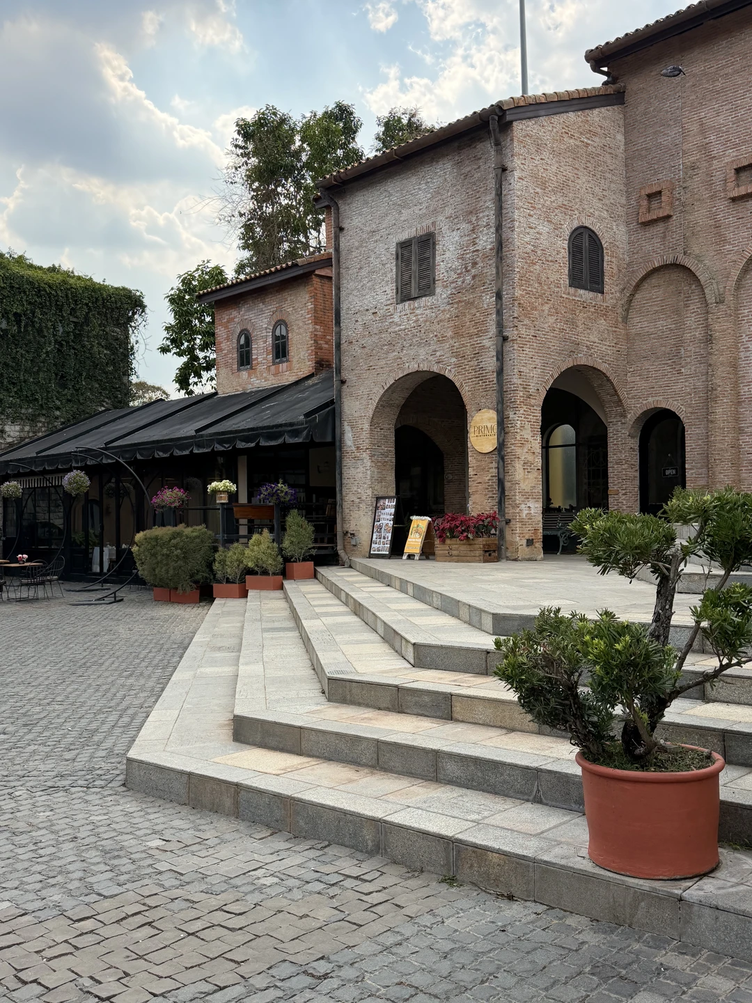 Ольга-приятный собеседник, комфортабельный автомобиль,экскурсия хорошо организована. Это наша не первая винодельня, ее уровень на высоте. Если