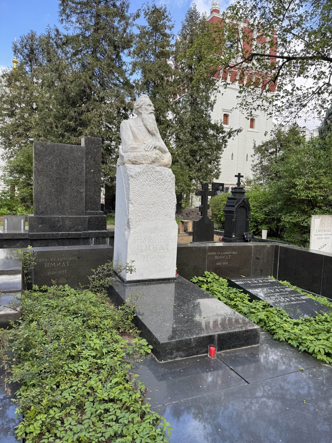 Сегодня были на экскурсии и нам очень понравилось. Не думала,что кладбище может быть интересным, но экскурсовод