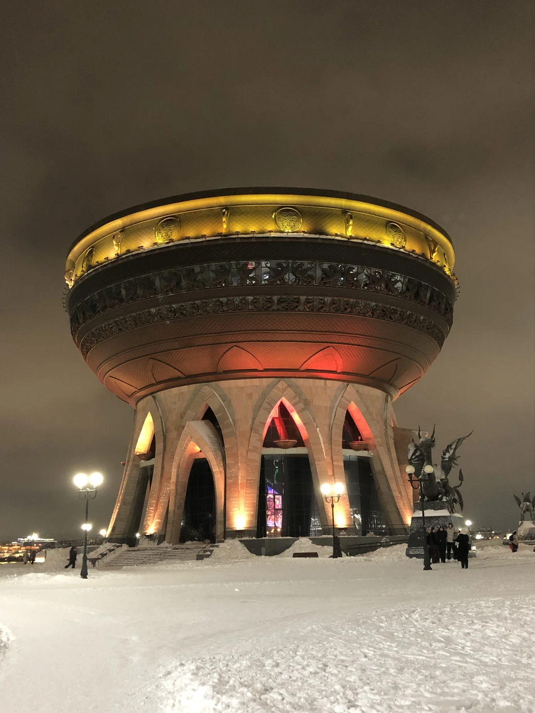 Если бы было 10 звезд, поставил бы 10! Удивительное знание истории, культуры, просто жизненных ситуаций! Очень