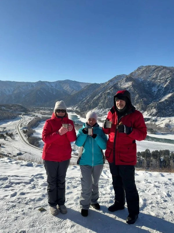 Слава (Вячеслав) отлично знает локации, лучшие виды и смотровые площадки, подьезды, инфраструктуру Горного Алтая. Чувствуется, что