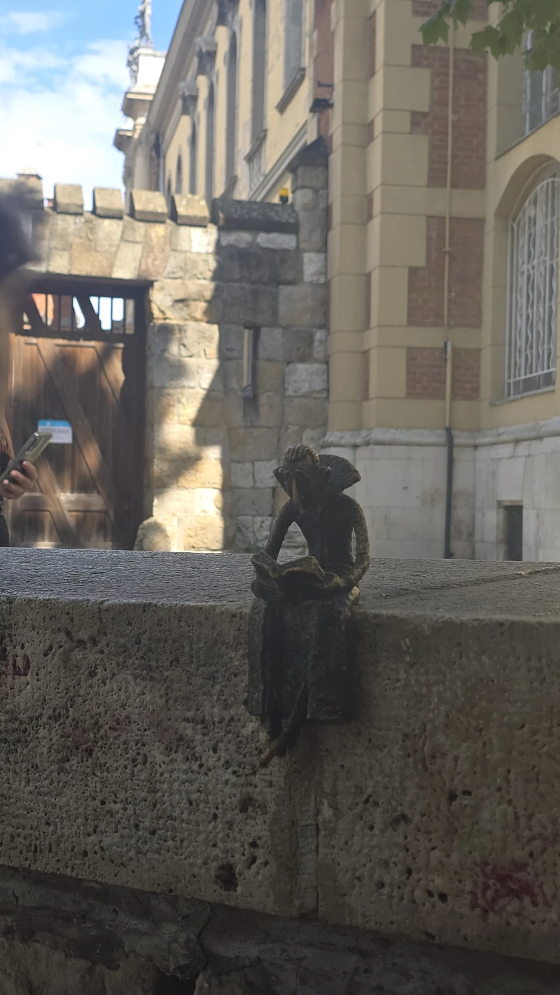 Аркадий прокатил нас по всему городу с комфортном, с остановками на всех основных достопримечательностях. Он рассказал