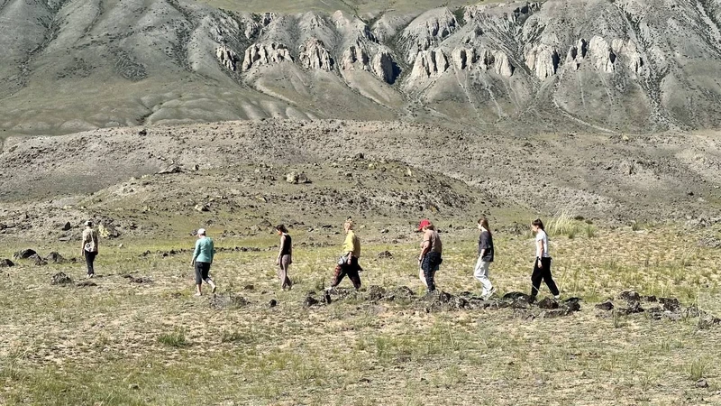 Мини-тур на Алтай с этнообедом: Чуйский тракт, Марсианские горы и Гейзерное озеро