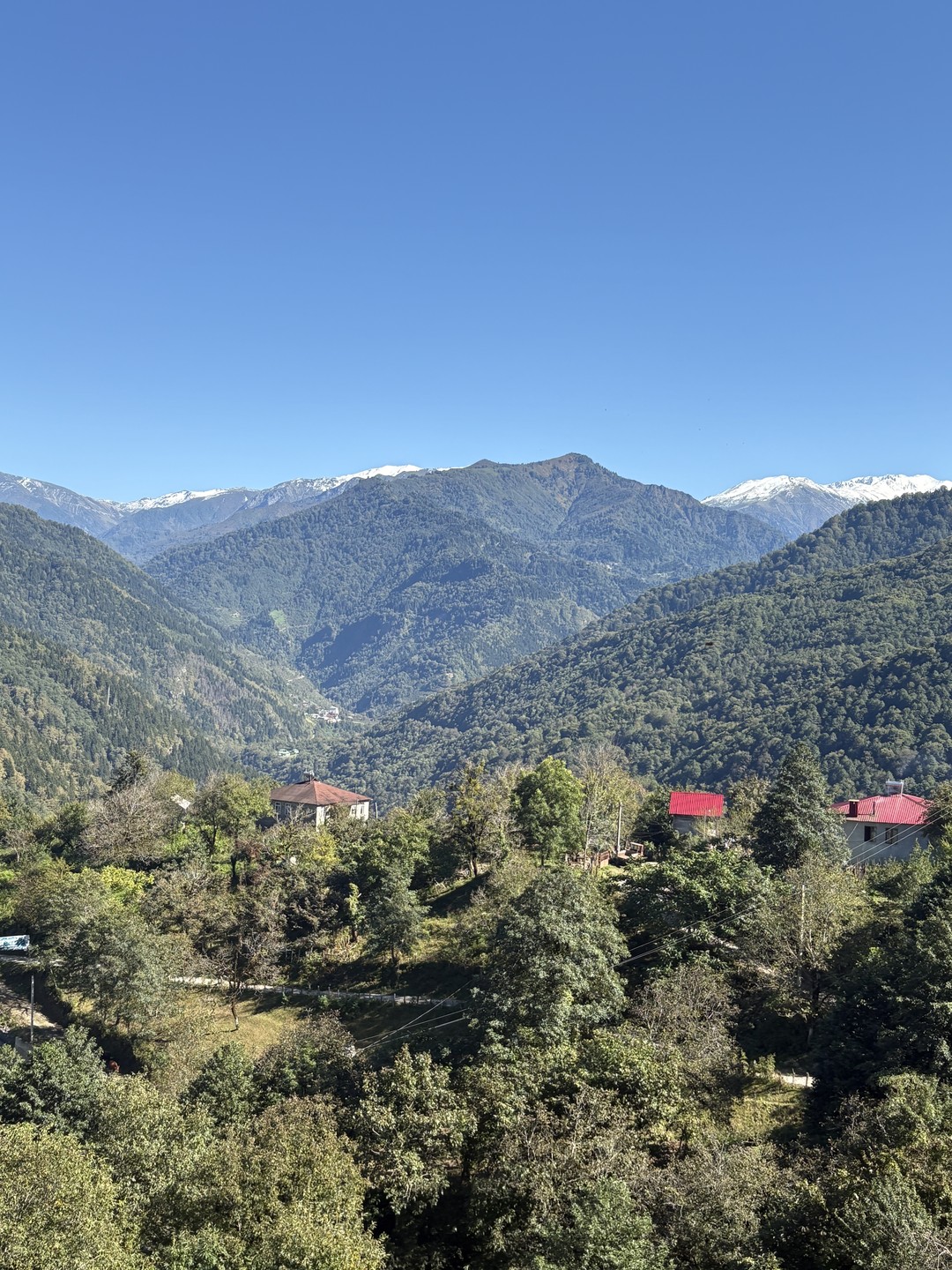 Поездка оставила невероятные впечатления! Увидели потрясающие горные пейзажи, сделали множество красивых фотографий. Особенно запомнилось яркое застолье