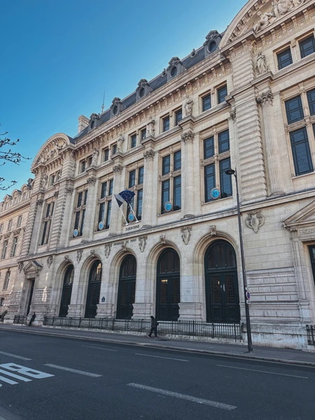 Вчера была на экскурсии по Латинскому Кварталу с Ларисой, получила большое удовольствие от красоты района, от