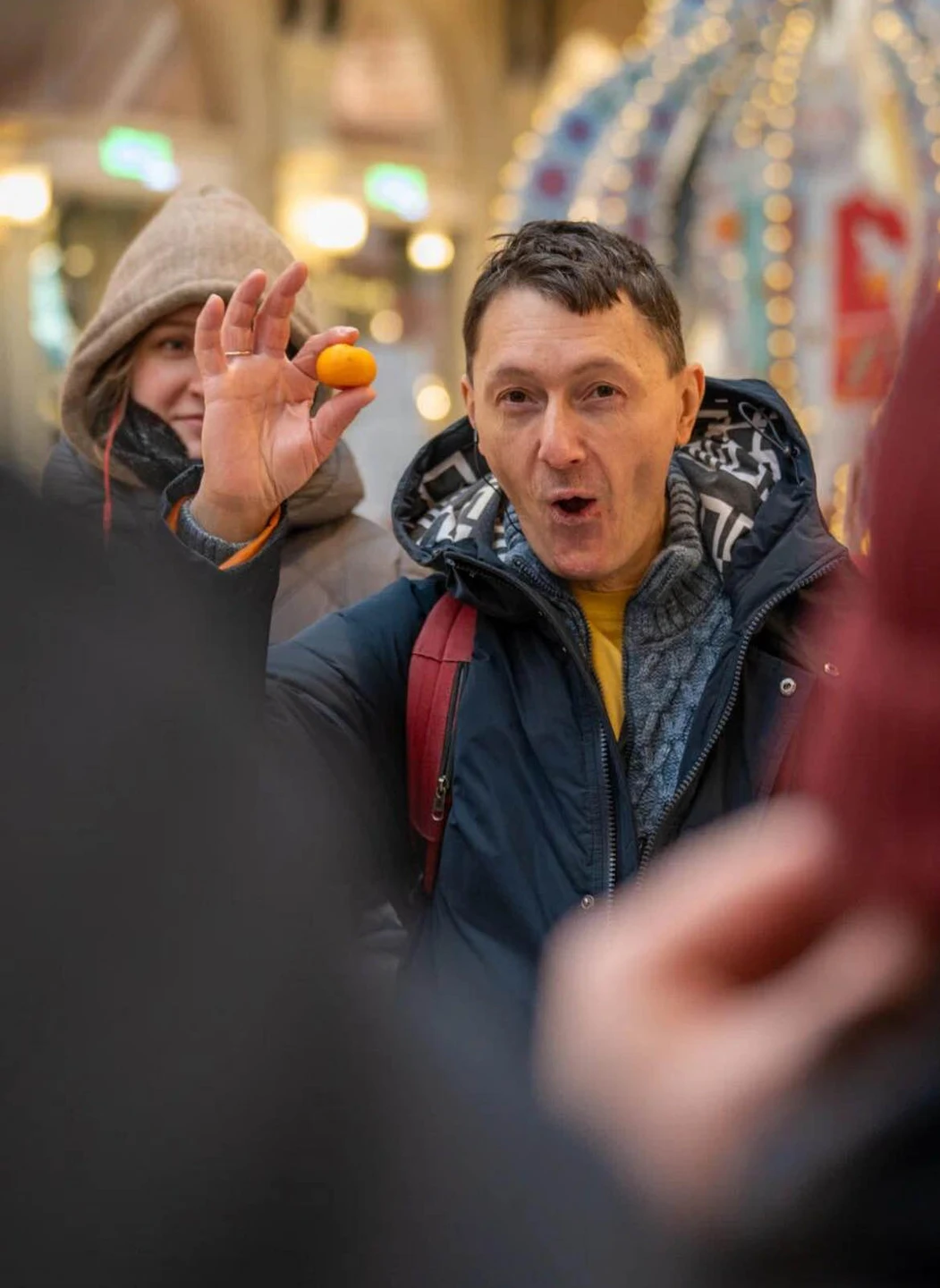 Мы не просто гуляли, а смотрели на знакомые места по-новому, открывая самые эффектные украшения. Гид была