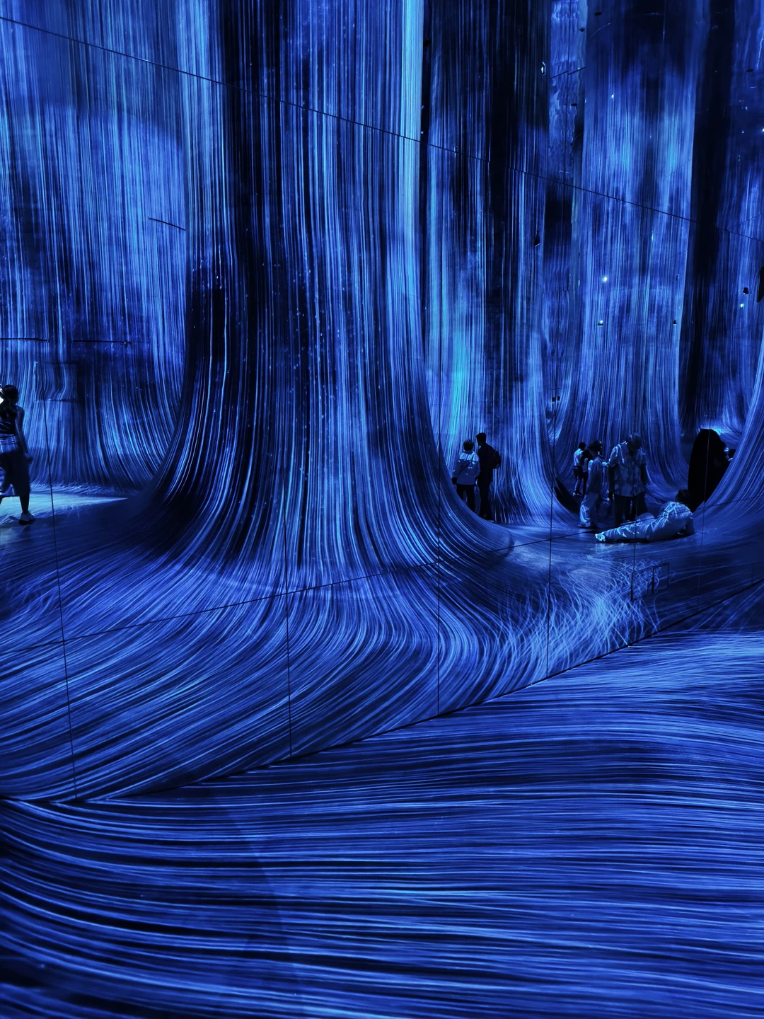 Вчера ездили с Муслимом в Абу-Даби. Всё чётко по плану, очень доброжелательный и приятный молодой человек.