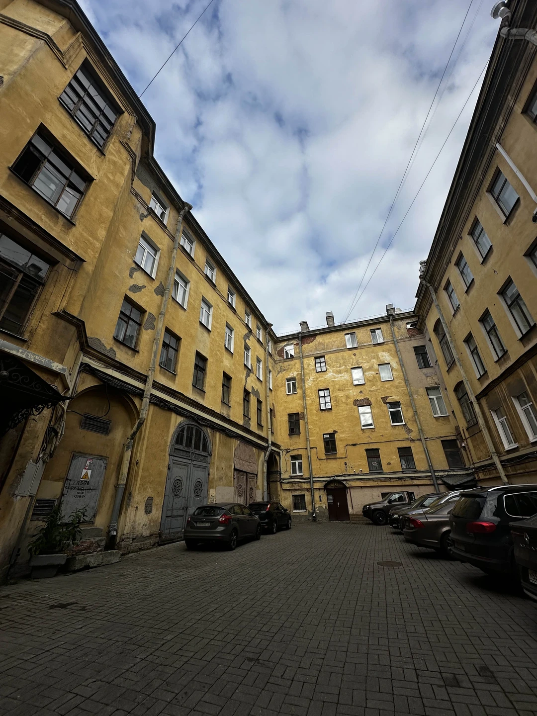 Открывая Петербург: витражи парадных, лабиринты дворов и романтика крыш (Чепелева)