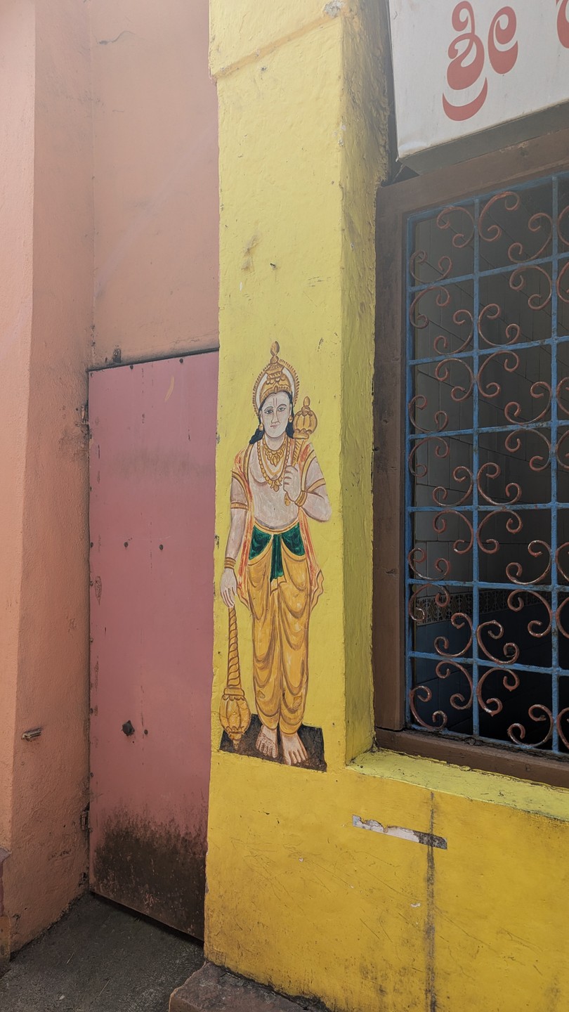 Гид был Роман. Если будет возможность - выбирайте его, прекрасный рассказчик, многое знает, держит темп и