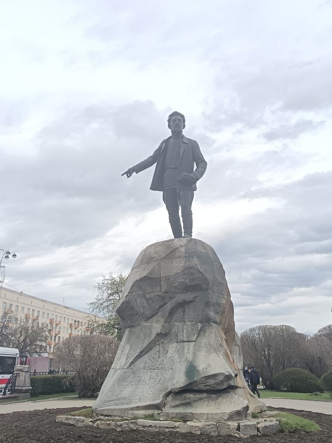 Экскурсия проходит по авторскому маршруту и затрагивает не совсем стандартные объекты. Посвящена именно времени коммунистического этапа