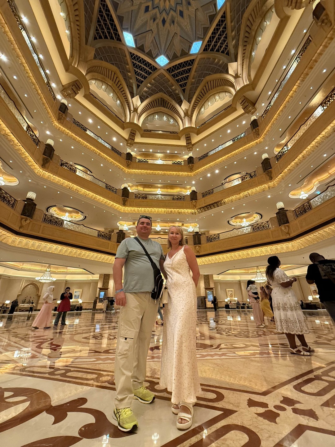 Доброго времени суток ☀️Съездили в Абу-Даби из Аджмана, нашим гидом был Амир. Машина комфортная, ехали в