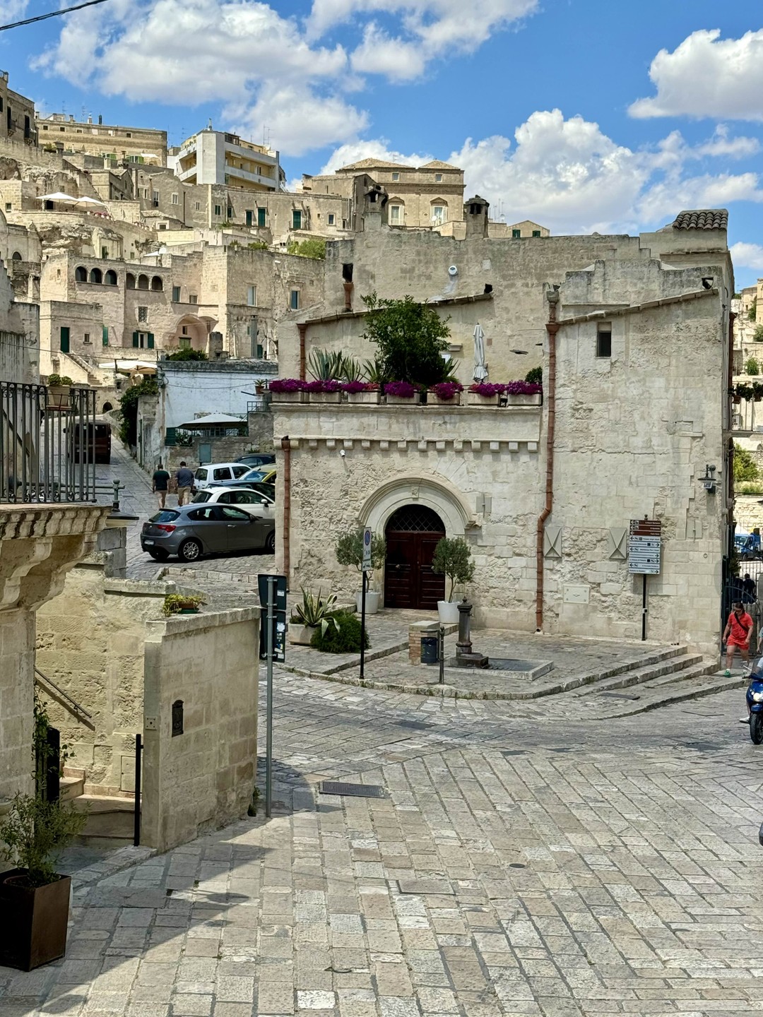 Алина встретила меня на вокзале в Бари и мы вместе поехали до Матеры. Также подробно рассказала,