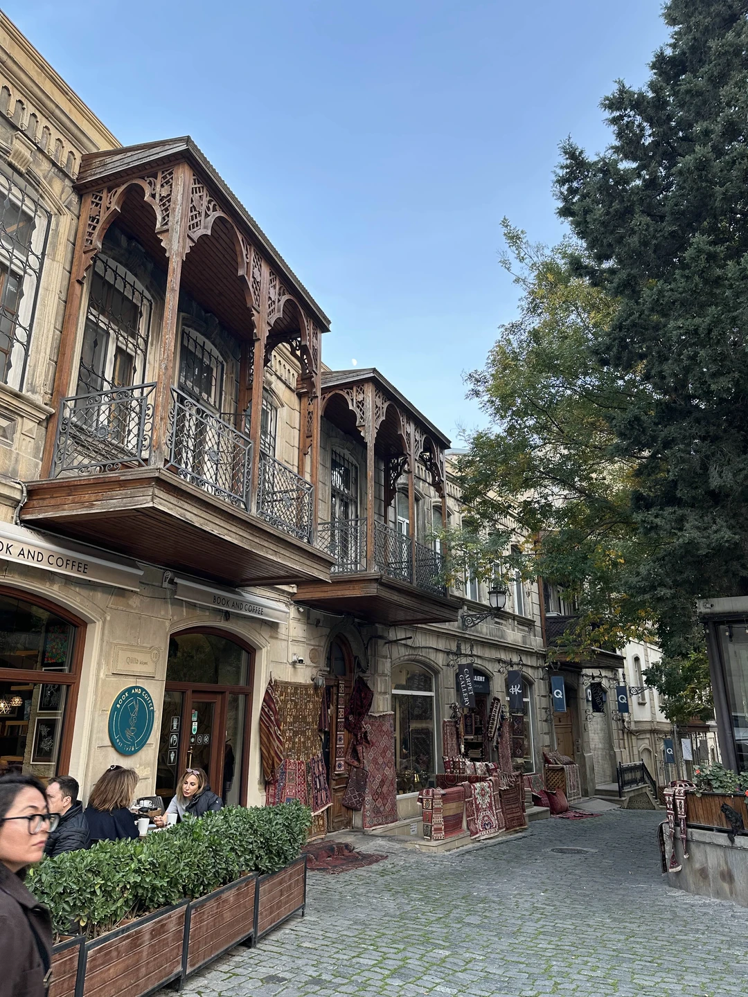 Замечательная экскурсия по старому городу, с душой, знанием истории и возможностью погрузиться в будни старинного Баку