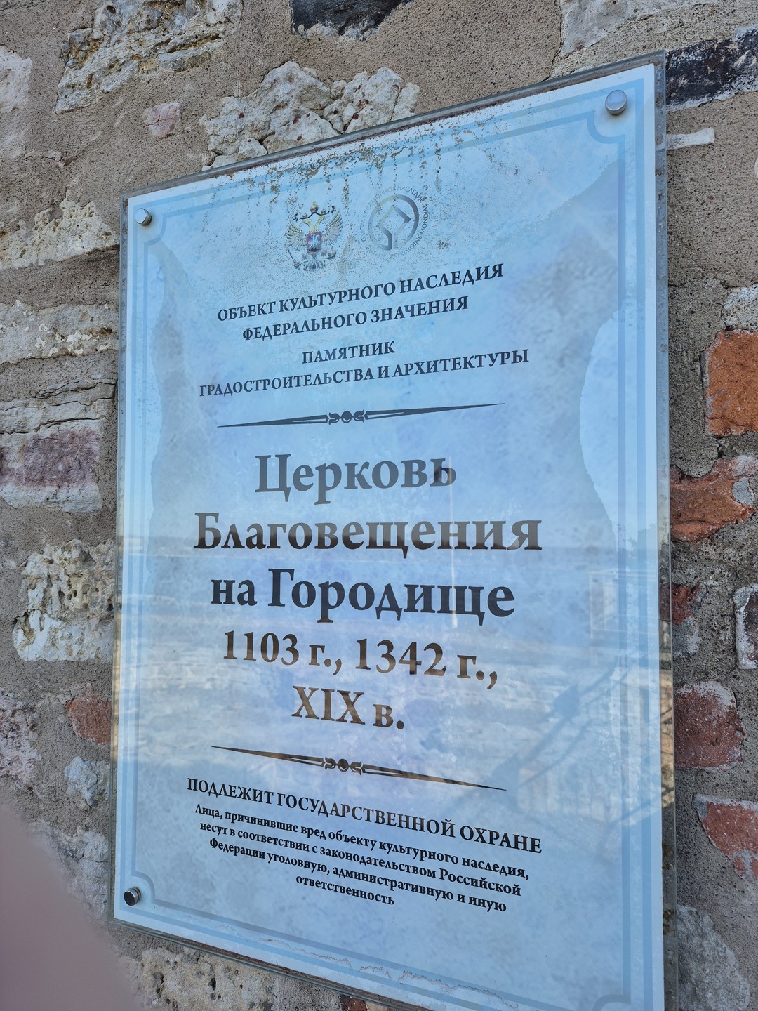 Елена, не только хороший рассказчик интересной и полезной информации с приятным голосом, но и опытный водитель