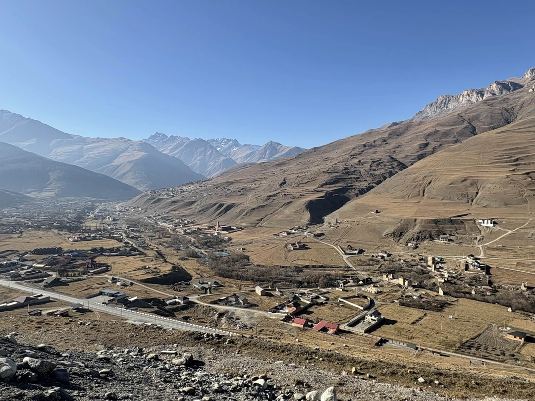 Хорошая экскурсия, чтобы посмотреть Осетию. Ездили в ноябре 25 года. Было тепло, но теплые вещи нужны