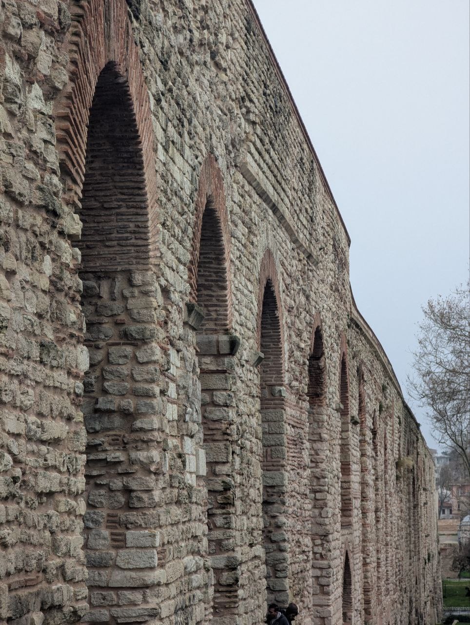 Замечательная экскурсия для тех, кто уже ознакомился с базовыми достопримечательностями города и хочет увидеть менее туристические