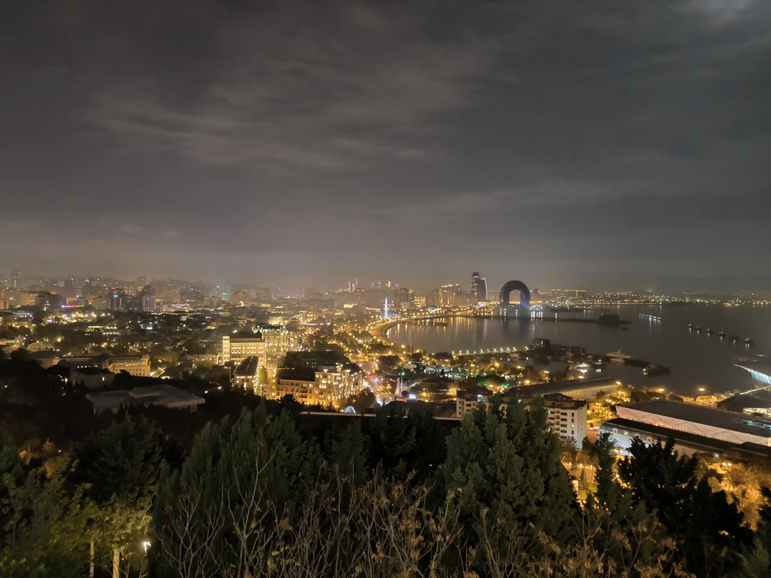 Были на экскурсии по вечернему Баку. Гид у нас был Рауль. Это была невероятно насыщенная и