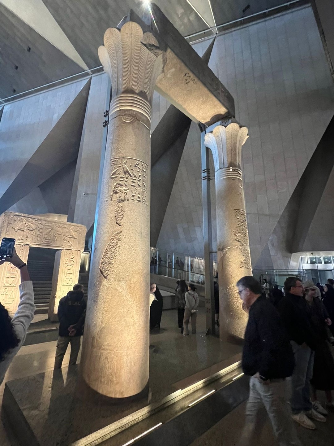 Мы посетили Большой Египетский музей (GEM) и пирамиды Гизы вместе с гидом Махмудом, и экскурсия оставила очень приятное впечатление