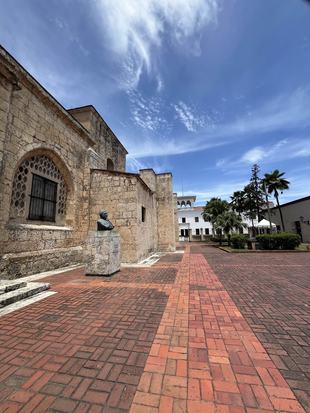 Нашим гидом был Сергей - отличнейший гид во всех отношениях! Его знания истории, города, общая осведомленность