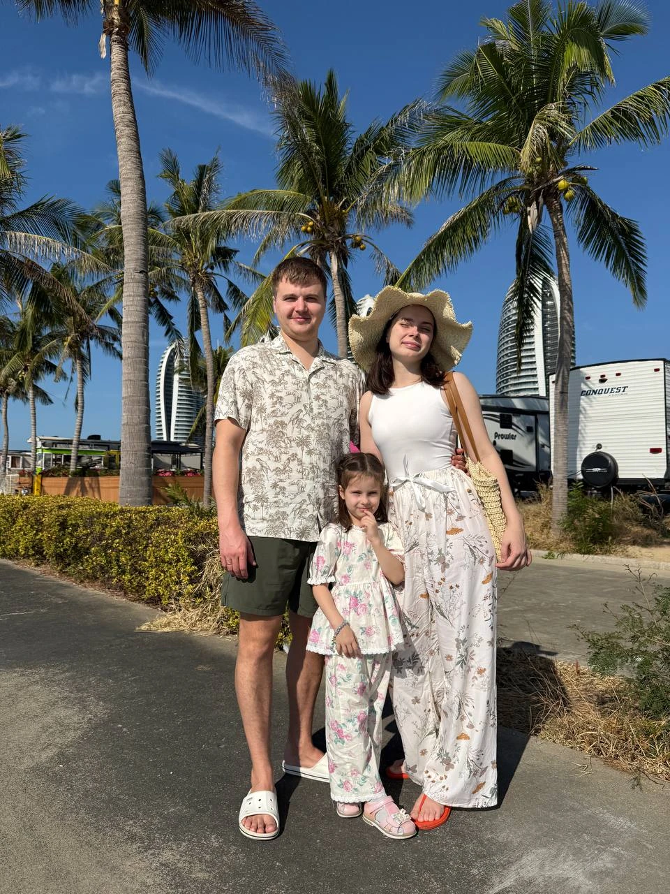 С нами был гид Антон - приехал вовремя на чистой, комфортной машине - как и заявлено