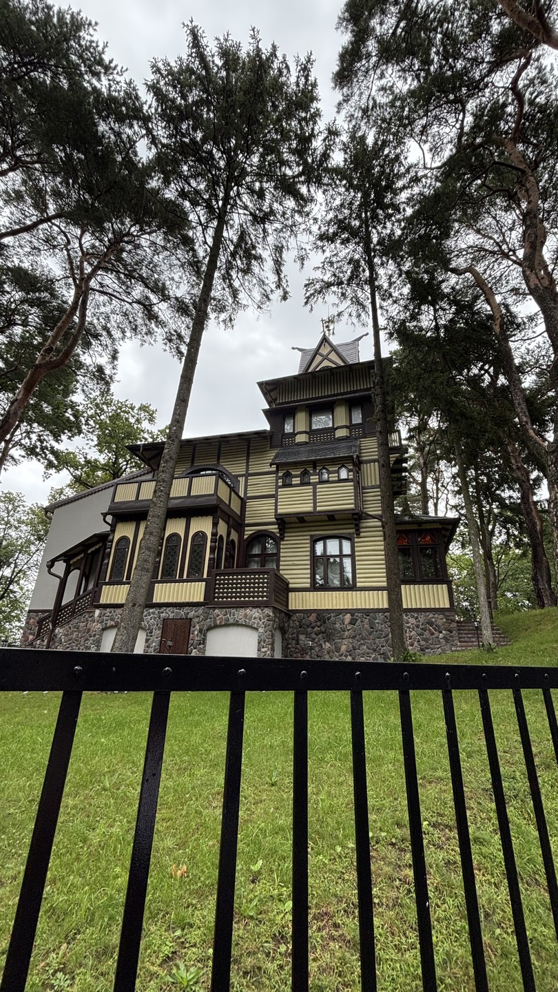 Комфортная обзорная экскурсия по городу. Возможность спокойно полюбоваться самыми красивыми строениями в сопровождении рассказа о предыдущих