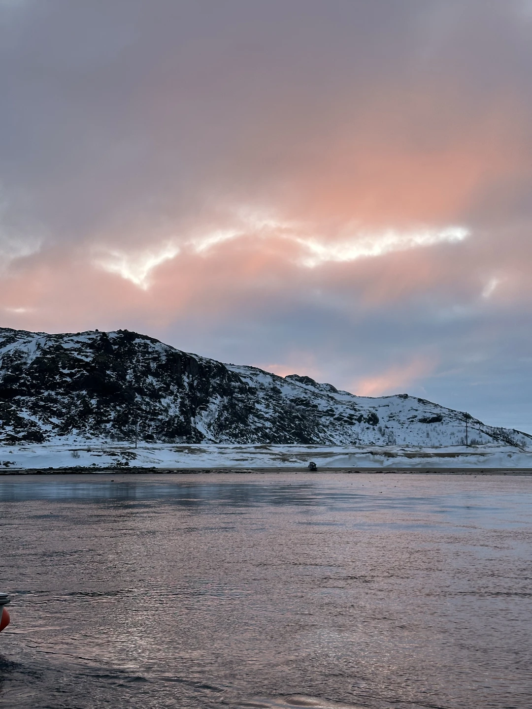 Ездили с гидом Сергеем, интересно было слушать факты о регионе, экскурсия насыщенная и интересная, при этом