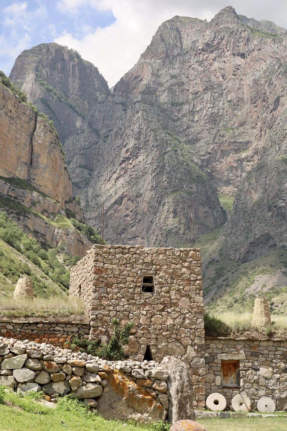 Вместе с Вадимом отправились в однодневный тур к Чегемским водопадам. К сожалению, из-за схода селевых потоков не смогли отправиться на Джилы-Су.
