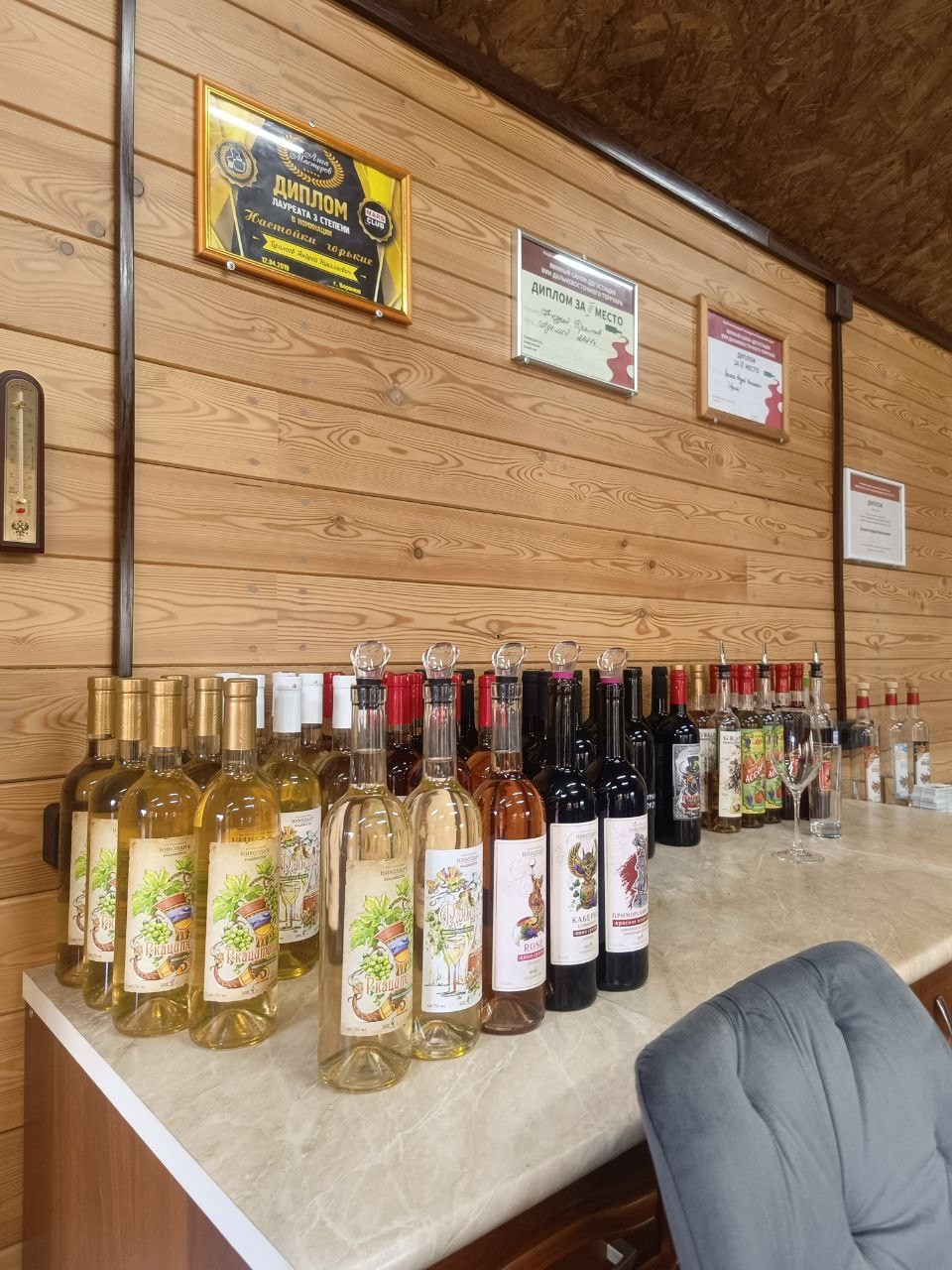 Великолепная экскурсия! Попробовали 5 сортов вин и два крепких напитка. Андрей Николаевич рассказывал обо всех напитках