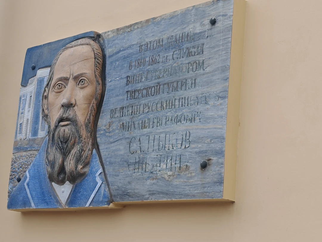 Виктория прекрасный гид, отличное знание материала. Приятное впечатление оставила прогулка по городу. Погода была промозглой, через