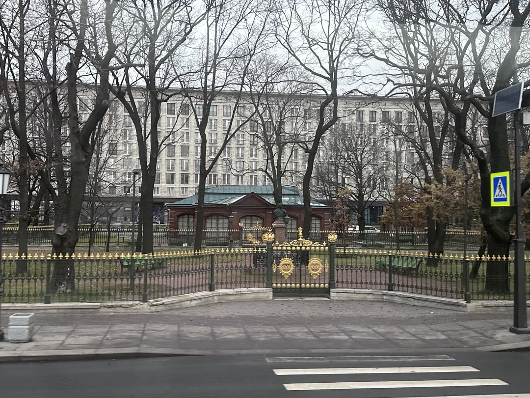 Очень было интересно, всё доходчиво рассказывала девушка, отвечала на все вопросы, беседы были с юмором) уделяла