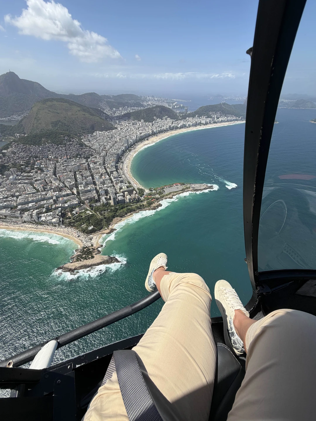 Нашим путеводителем по Рио была Оксана, приятная сеньорита, вхожая в фавелу Санта Марта и отлично ориентирующаяся