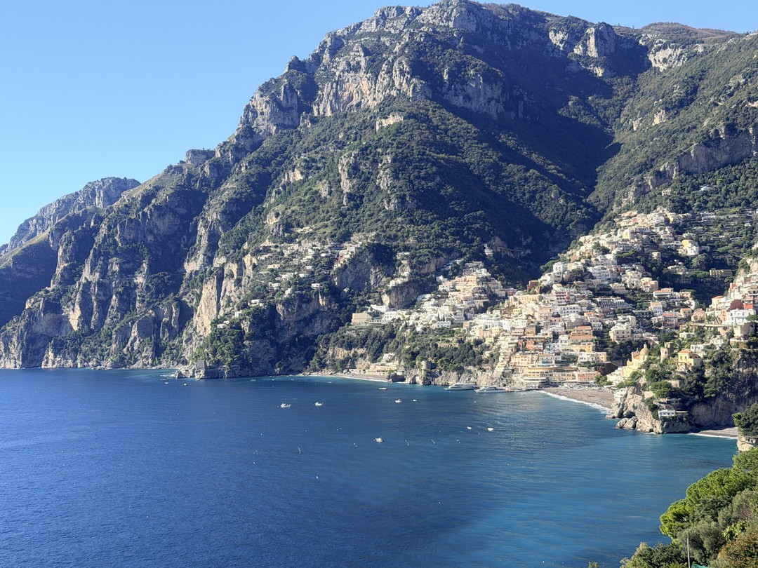 Яна организовала для нас отличную экскурсию по Амальфитанскому побережью, пунктуальная, очень интересная и познавательная. Остановки в