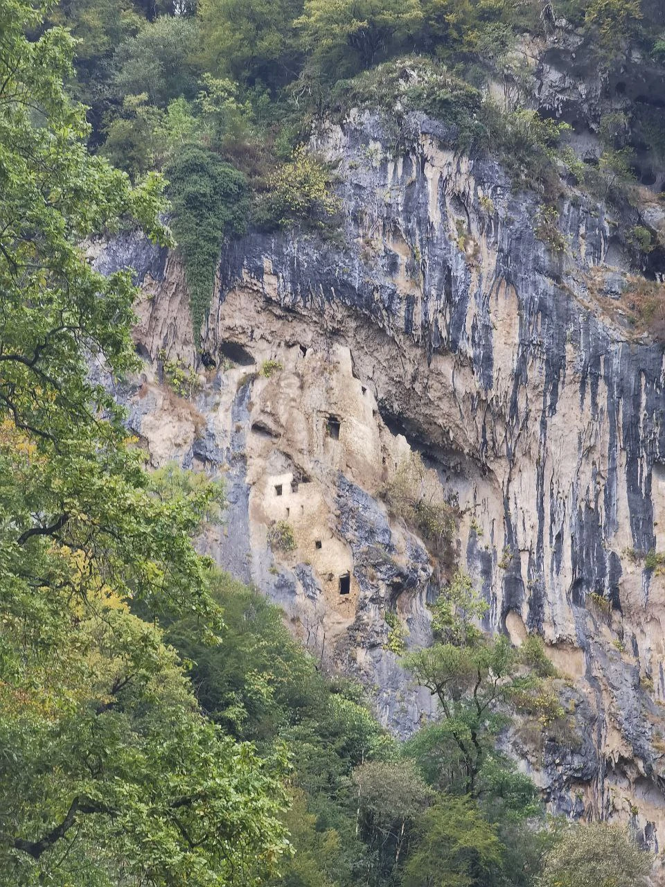 Маршрут интересный, понравилось разнообразие самих локаций для посещения. Влад рассказал много интересного об Абхазии, ее истории,