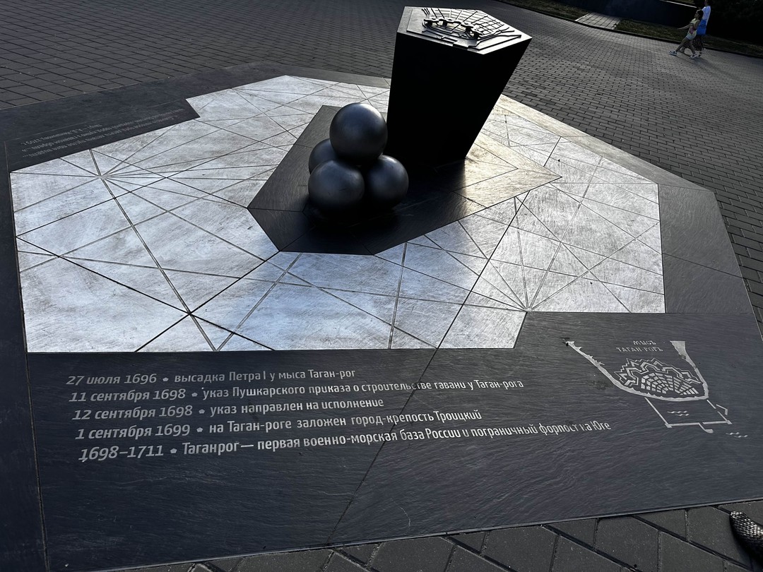 Александр провел прекрасную экскурсию нас с коллегами в единственный выходной в командировке. Человек многосторонне развит, потрясающий