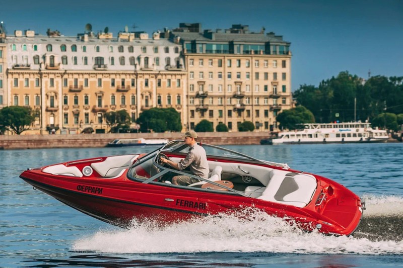 На катере Ferrari - по рекам и каналам Петербурга