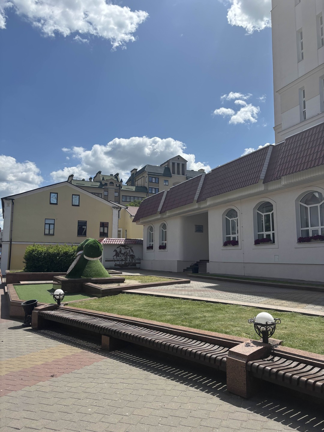 Познакомились с городом, достопримечательностями, послушали факты о городе, прошли красивыми улочками, получили впечатление о городе и