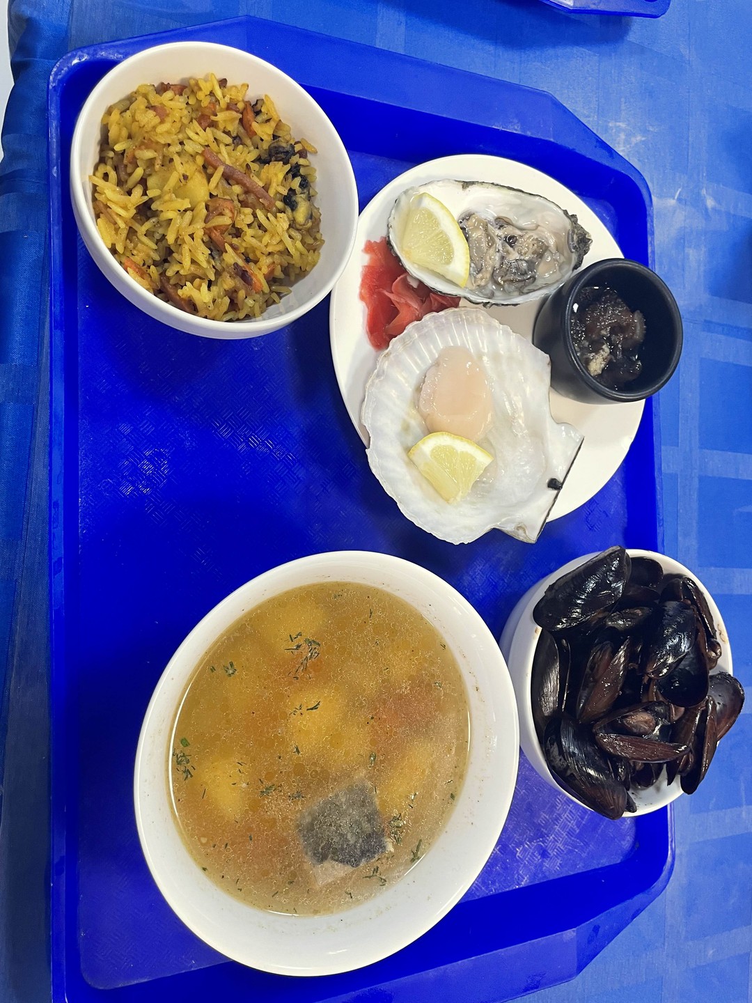 Очень насыщенная экскурсия: катер, котики, прогулка, пляж, ферма, вкусный обед. Организаторы создают позитивную атмосферу. На мореферме