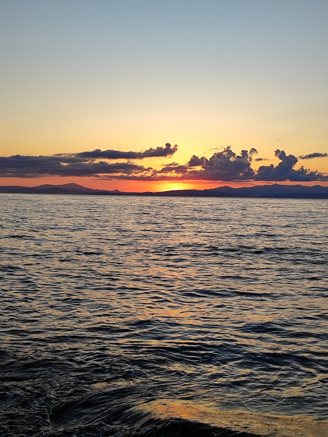 Прекрасное утро с Александрой. Встретили рассвет в Стеклянной бухте. Очень внимательно отнеслась к выбору локации, т.