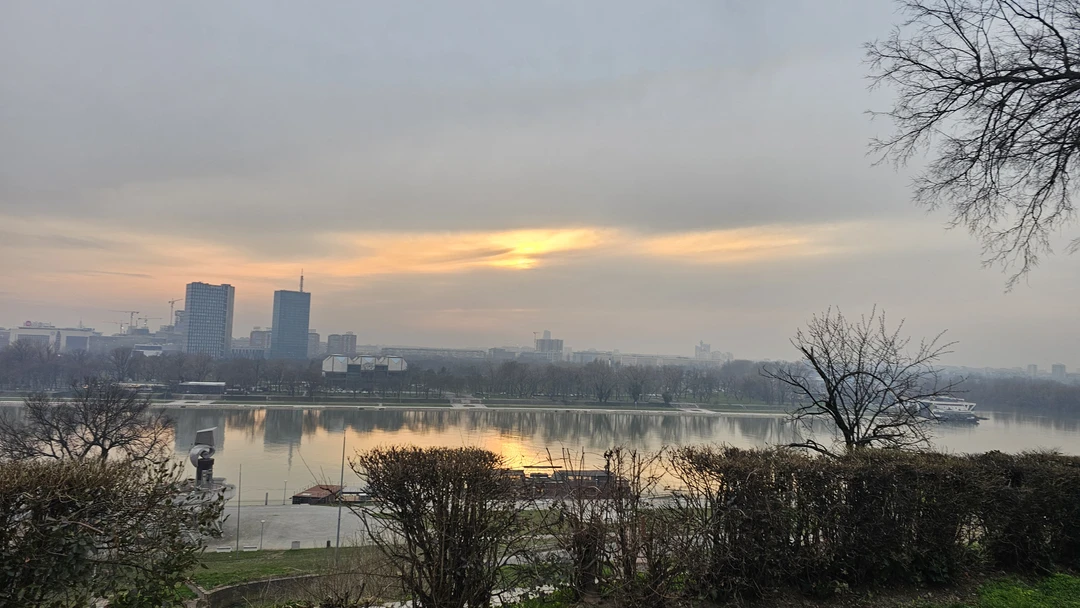 Экскурсию проводил Егор. Сумел по нашей просьбе подстроиться и объединить две темы: история Сербии и Братья навеки. Рекомендуем