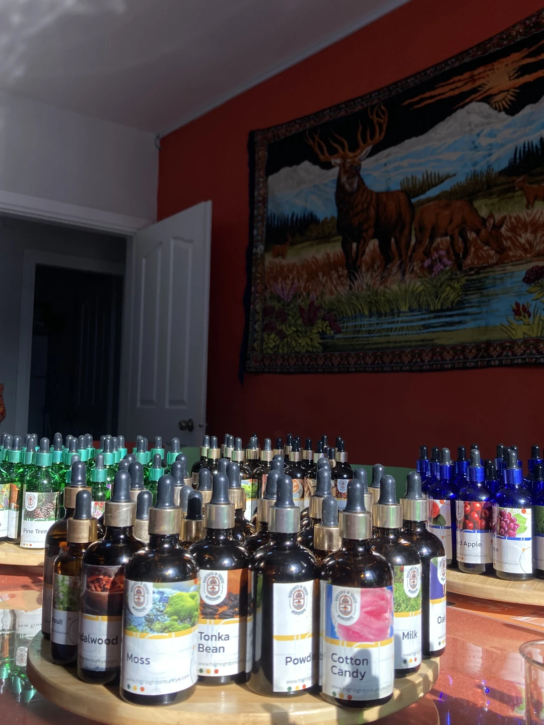 Нам вкратце рассказали о структуре создания композиций, было много выбора в базовых, средних и верхних ароматах