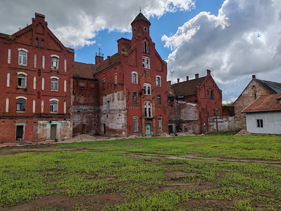 Интересная экскурсия. Нам понравилось. Гид была Виктория. Очень приятно слушать все рассказы Виктории об истории этих