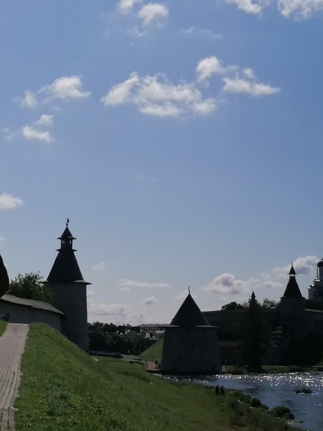 Огромное спасибо Юрию Николаевичу за необыкновенно интересную и насышенную экскурсию, наполненную историческими фактами, архитектурными знаниями. Очень